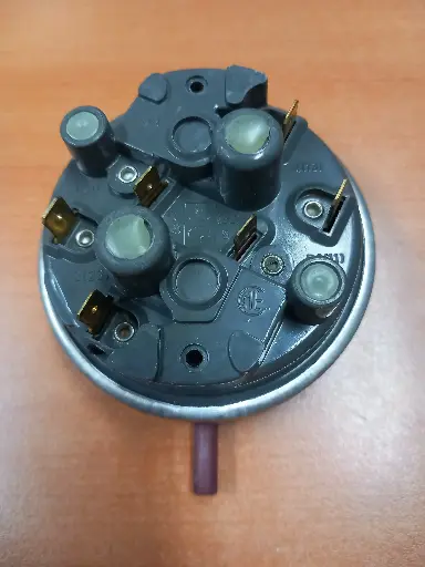 [104.001.005.015] PRESSOSTAT ML WH 482227120109 - Jusqu'à fin de stock-208/148-128/88